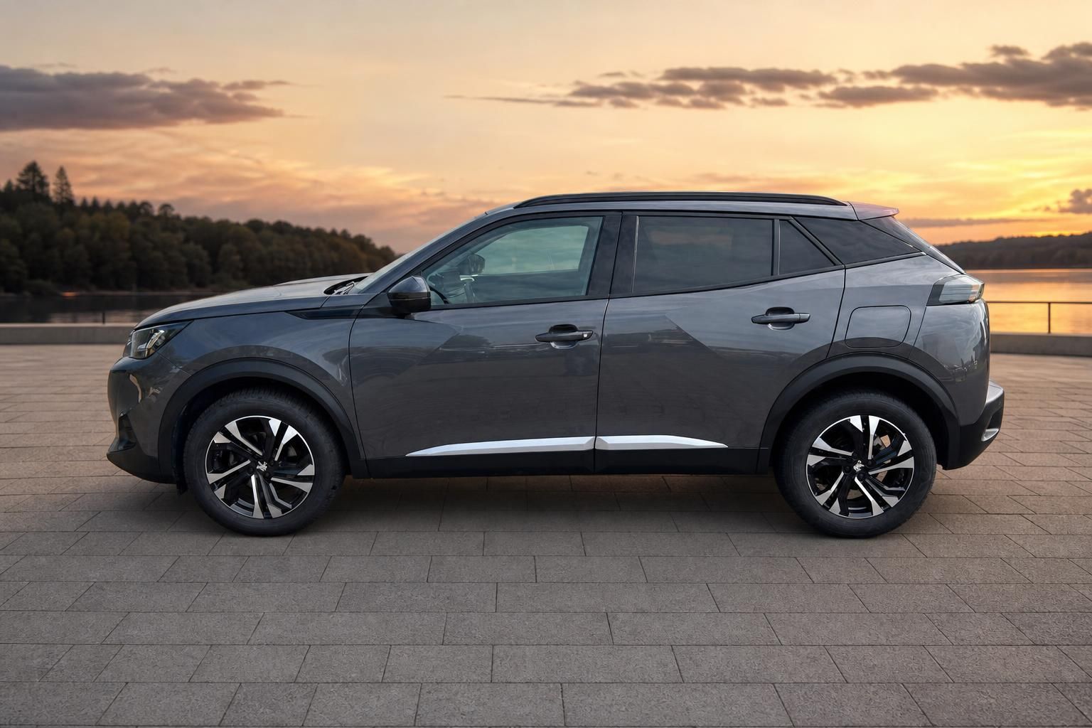Peugeot 2008 grau, Seitenansicht bei Sonnenuntergang am See