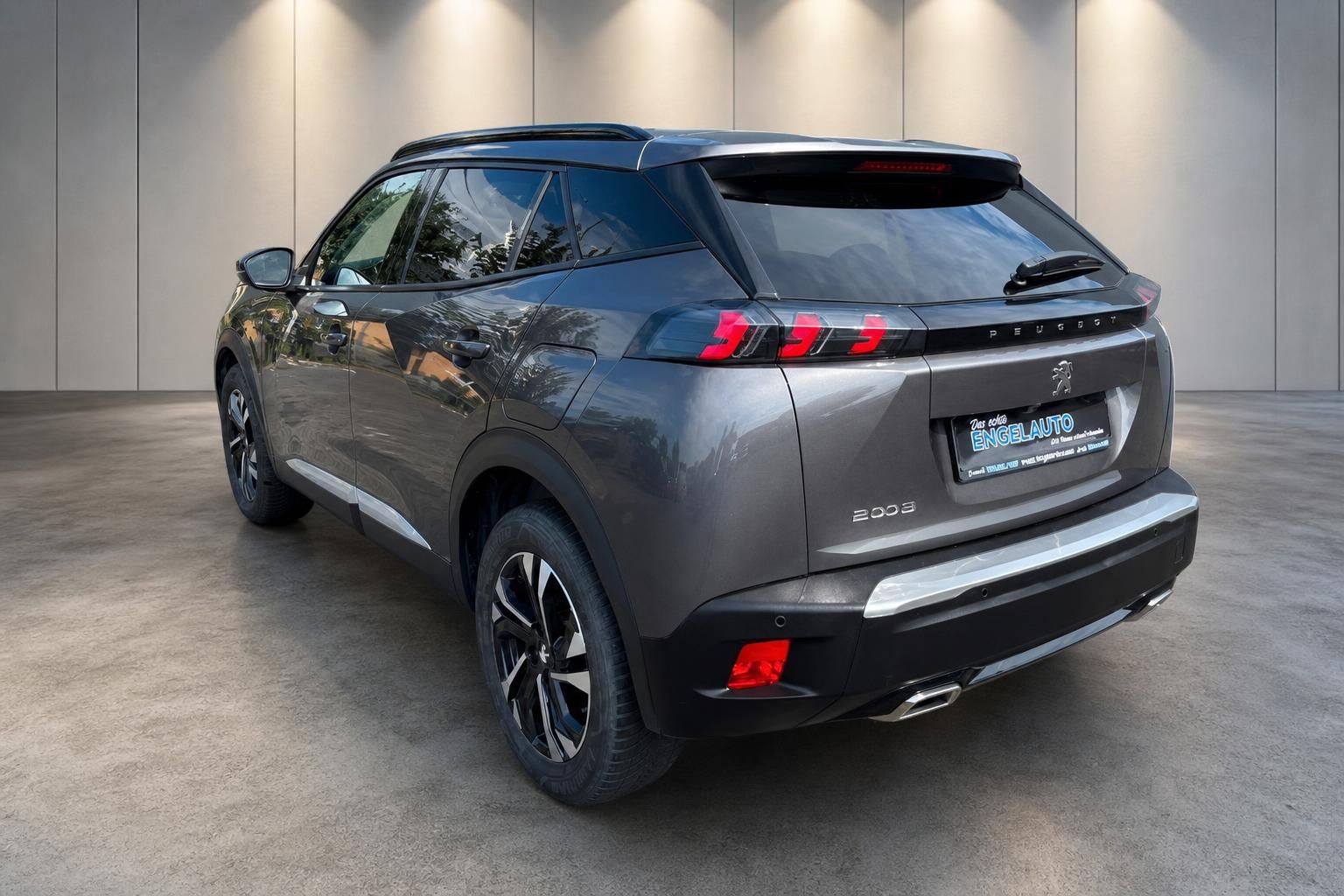 Peugeot 2008 in Grau, Heckansicht mit LED-Rueckleuchten