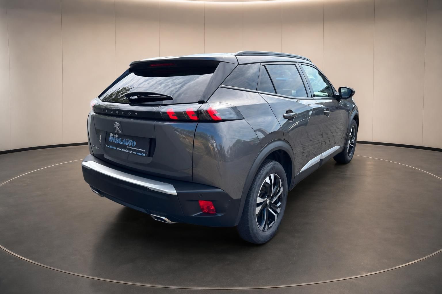 Peugeot 2008 grau, Heck-Seitenansicht auf Drehbühne