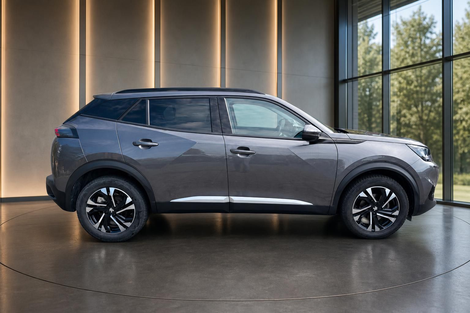 Peugeot 2008 grau, Seitenansicht im modernen Showroom