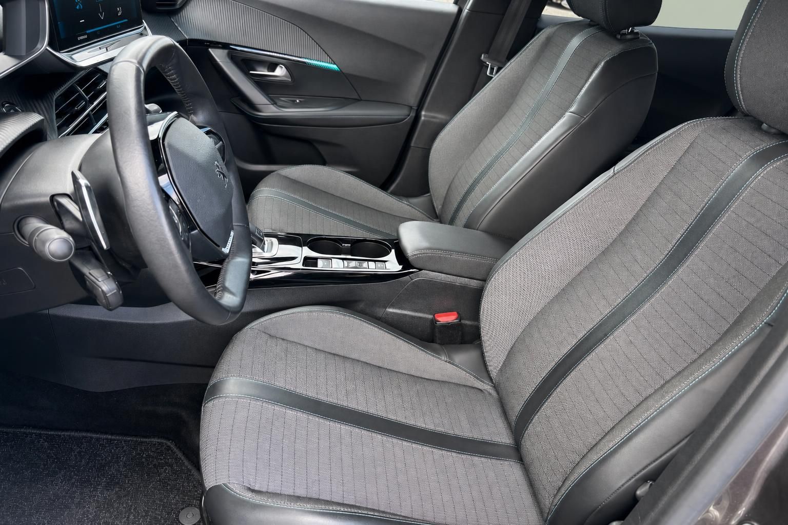 Peugeot Innenraum, Vordersitze und Cockpit Detailansicht