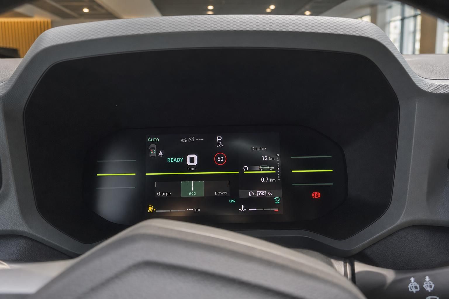 Digitales Kombiinstrument mit Tacho und Fahrmodus im Fahrzeug