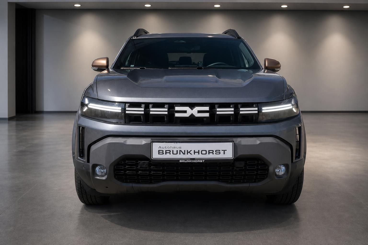 Dacia Duster Frontansicht mit LED-Scheinwerfern im Autohaus