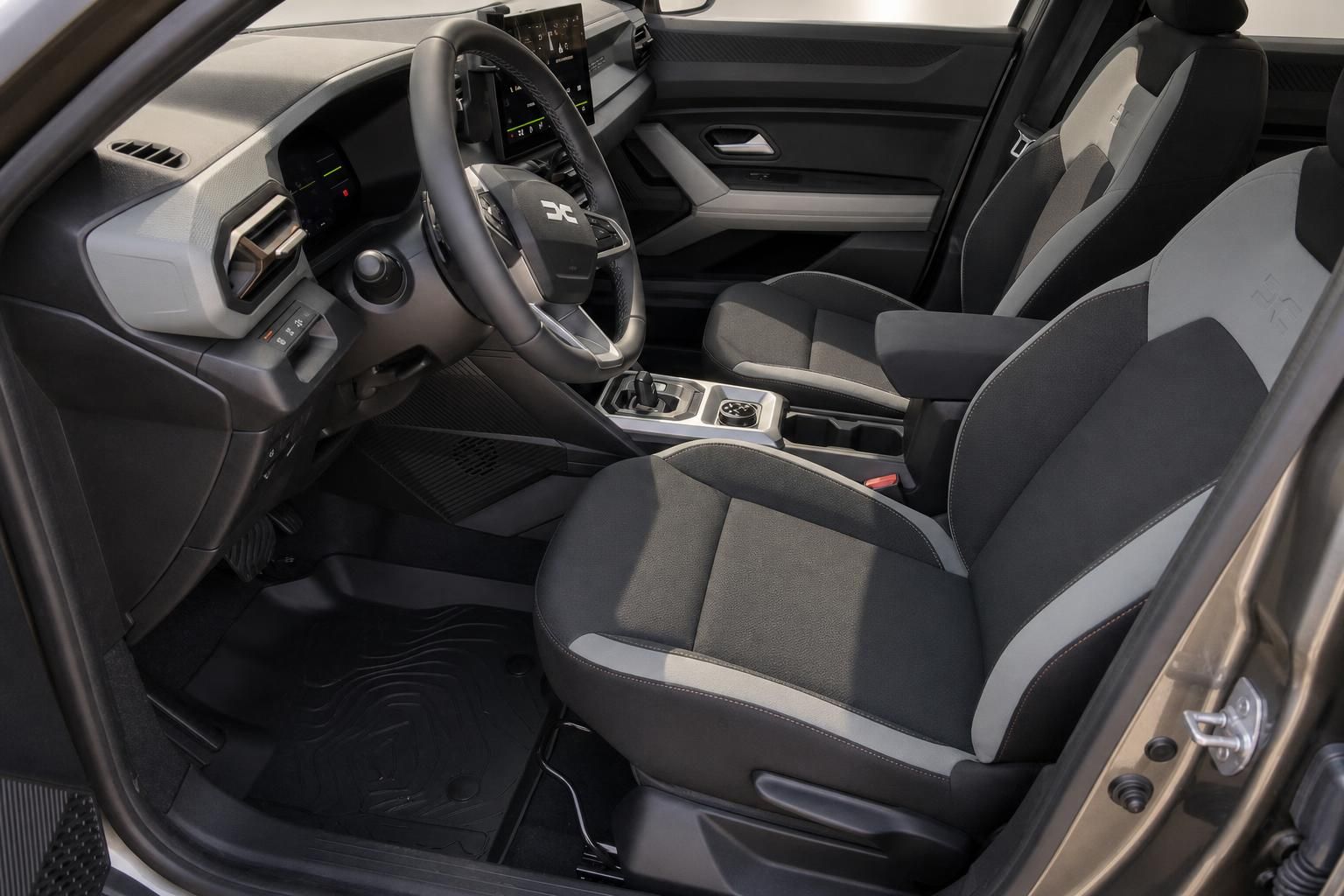 Dacia Duster Innenraum mit Vordersitzen und Mittelkonsole