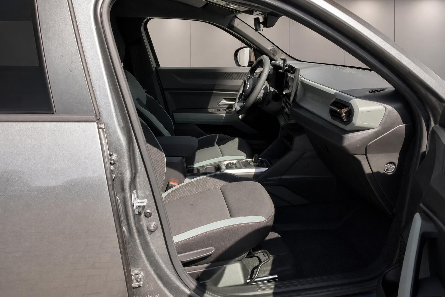 Dacia Duster Innenraum mit Blick auf Fahrersitz und Armaturenbrett