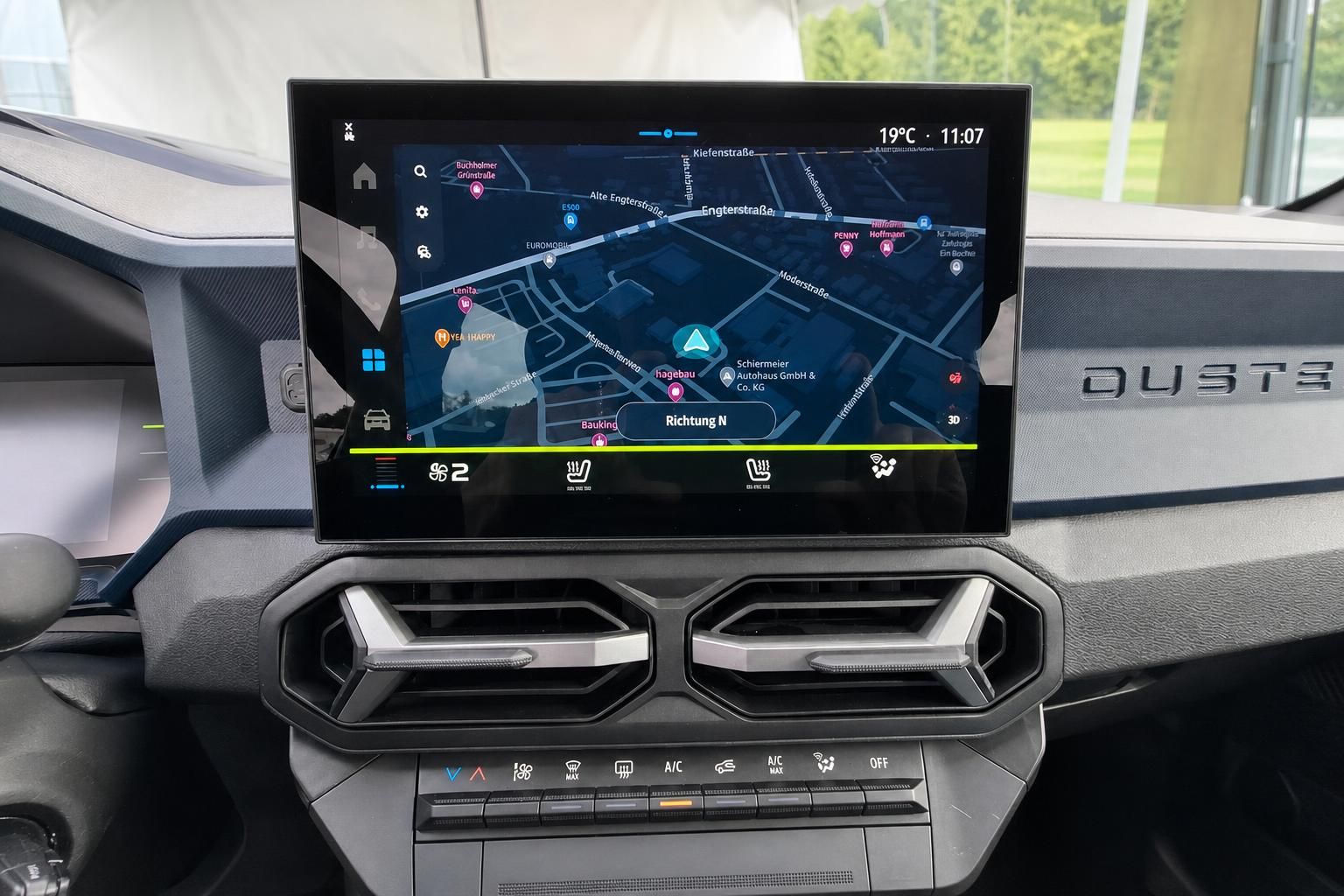 Dacia Duster Infotainment-Display mit Navigationskarte
