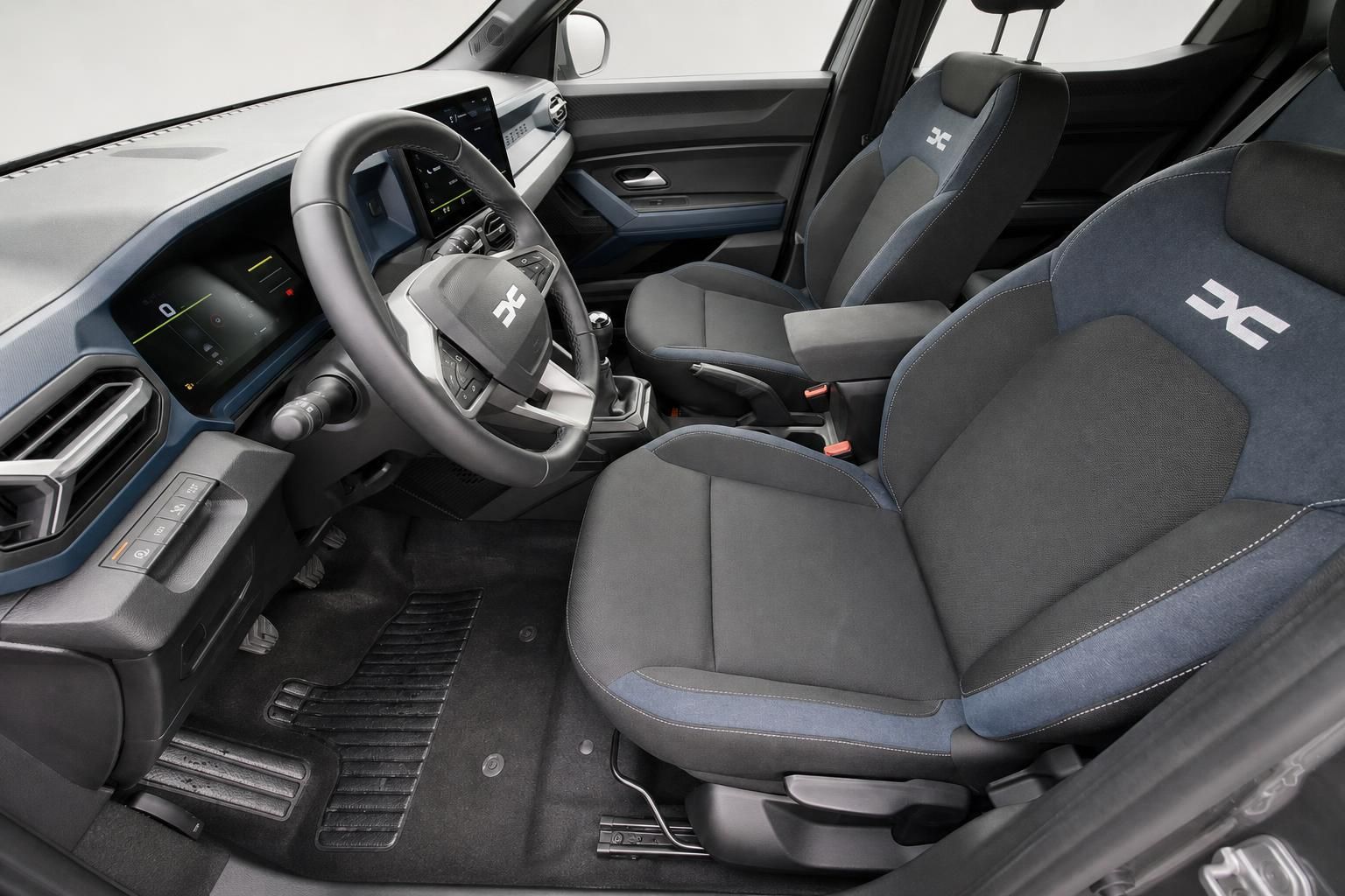 Vordersitze und Cockpit im Innenraum des Dacia Duster