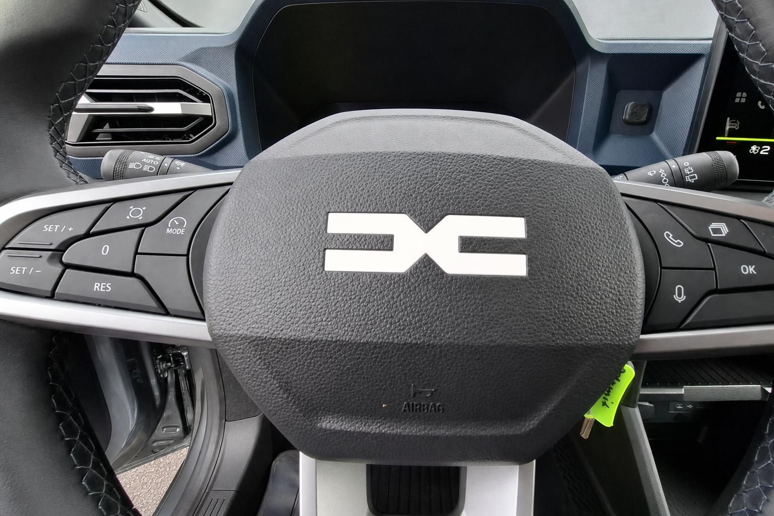 Lenkrad mit Dacia Logo und Multifunktionstasten im Detail