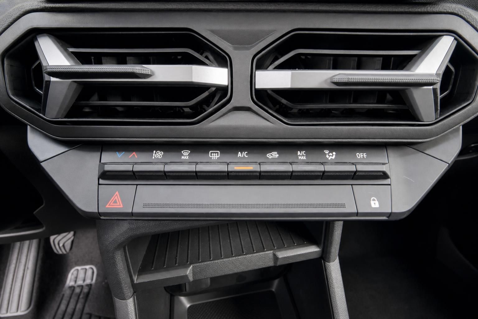 Mittelkonsole mit Lüftungsdüsen und Klimabedienelementen im Dacia