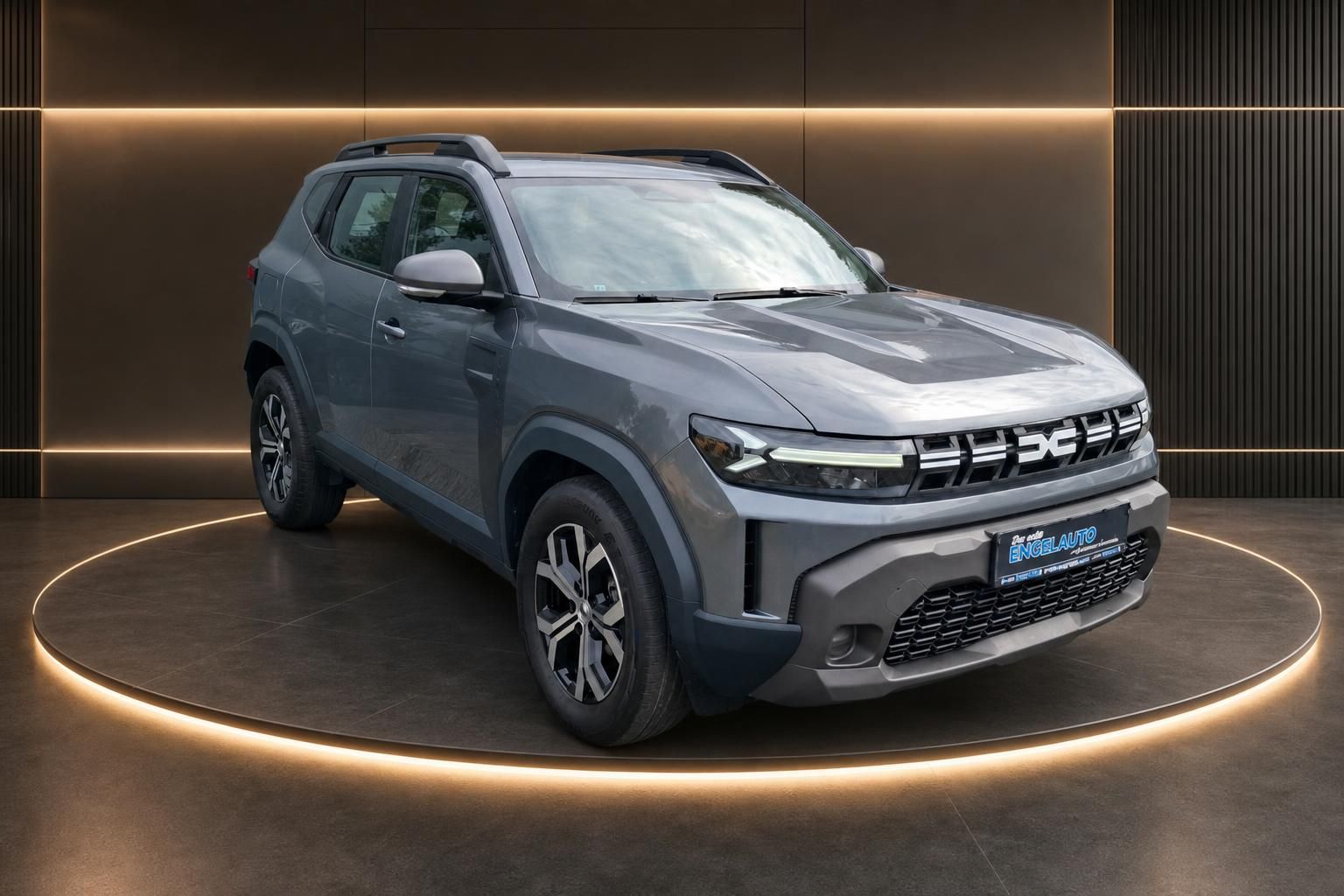 Dacia Duster grau SUV Frontansicht schräg im Autohaus