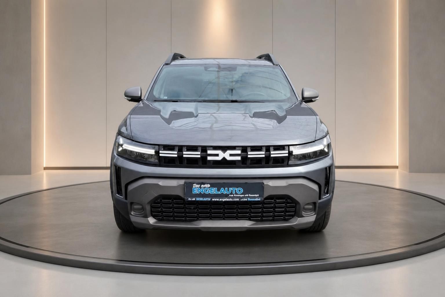 Dacia Duster grau Frontansicht auf Drehbühne im Autohaus