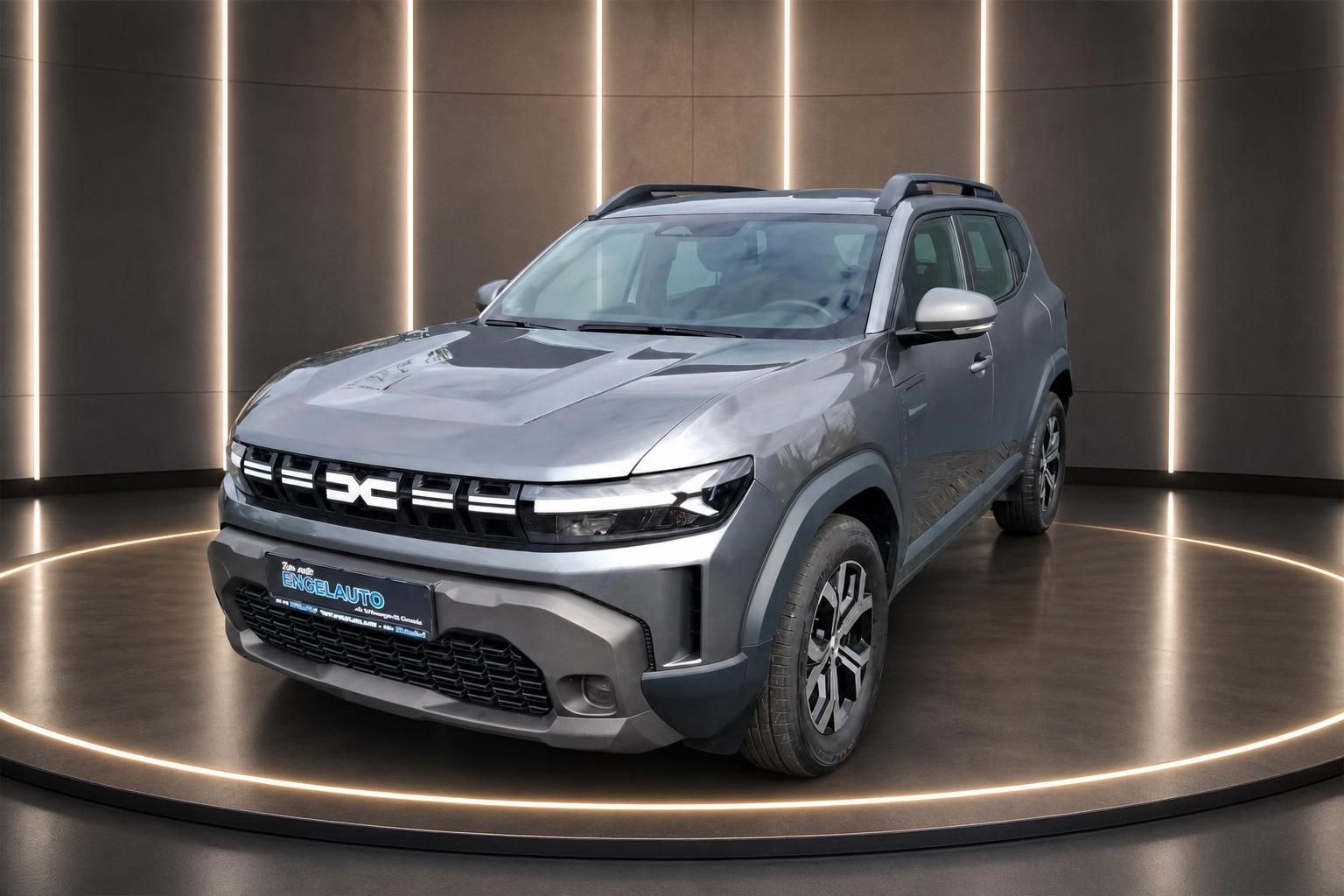 Dacia Duster grau SUV Frontansicht schräg im Showroom