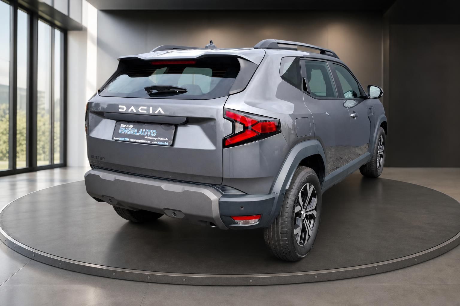 Dacia Duster grau SUV Heckansicht schräg im Showroom