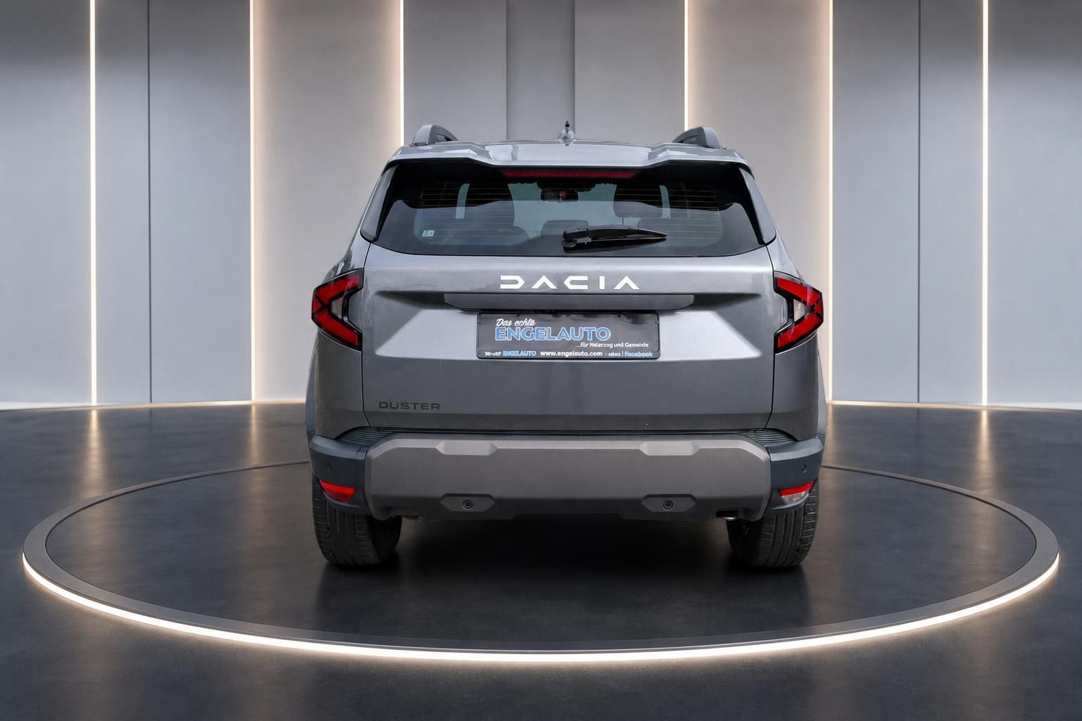 Dacia Duster in Grau, Heckansicht im Studio