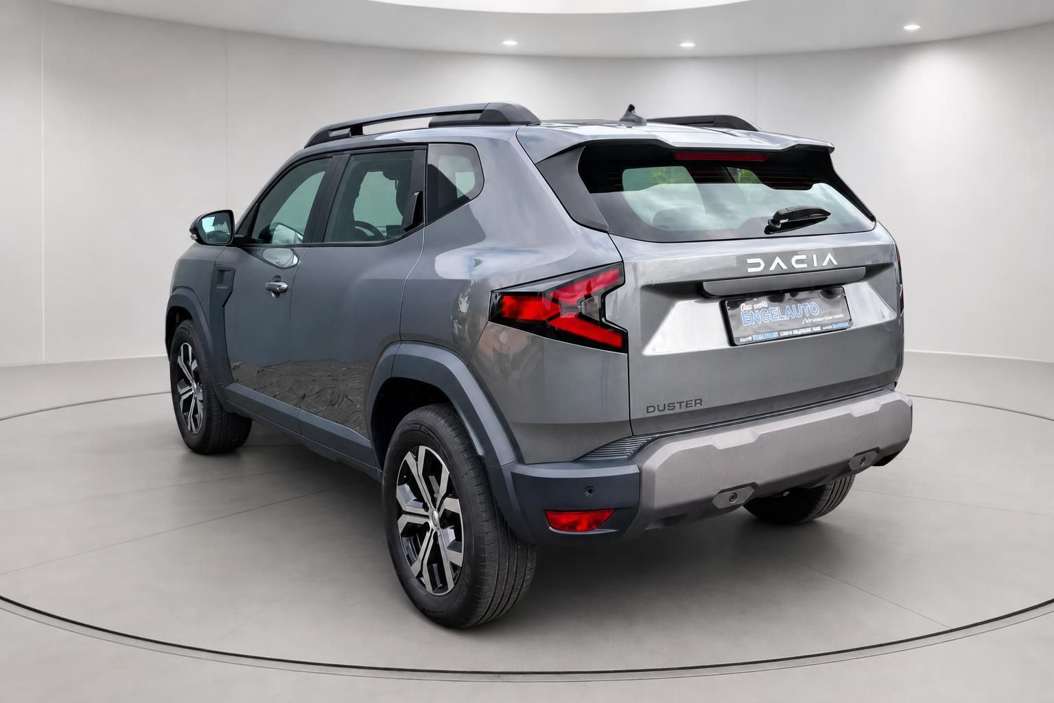 Dacia Duster grau, Heck- und Seitenansicht im Showroom