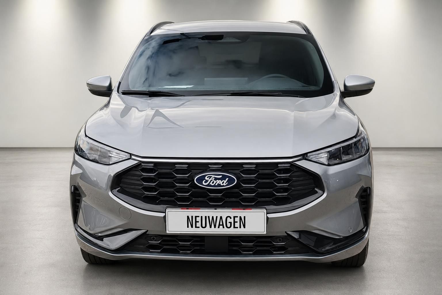 Ford Kuga Frontansicht in Silber, Studioaufnahme