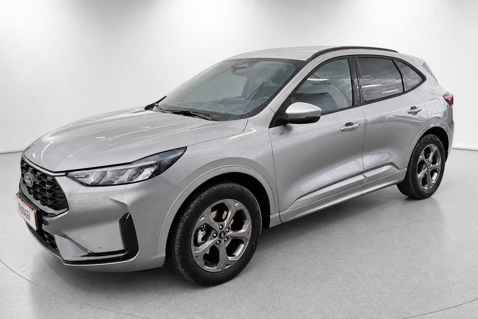 Ford Kuga in Silber, Seitenansicht schraeg von vorne im Studio