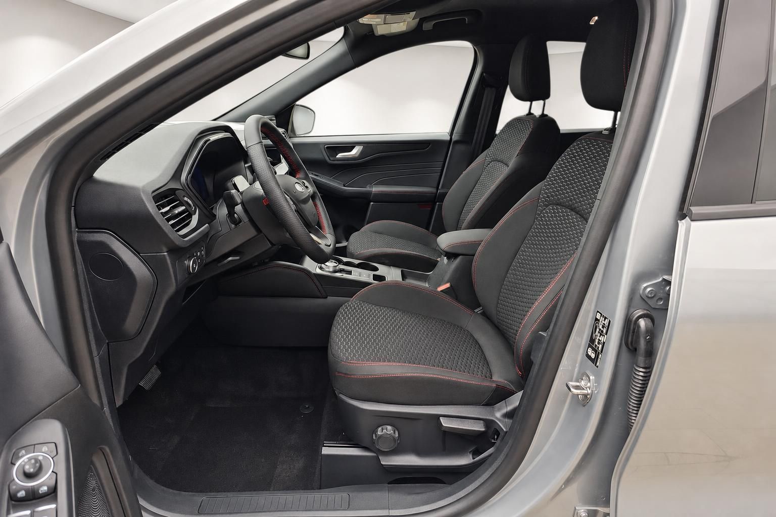 Ford Kuga Interieur, Blick auf Fahrersitz und Armaturenbrett