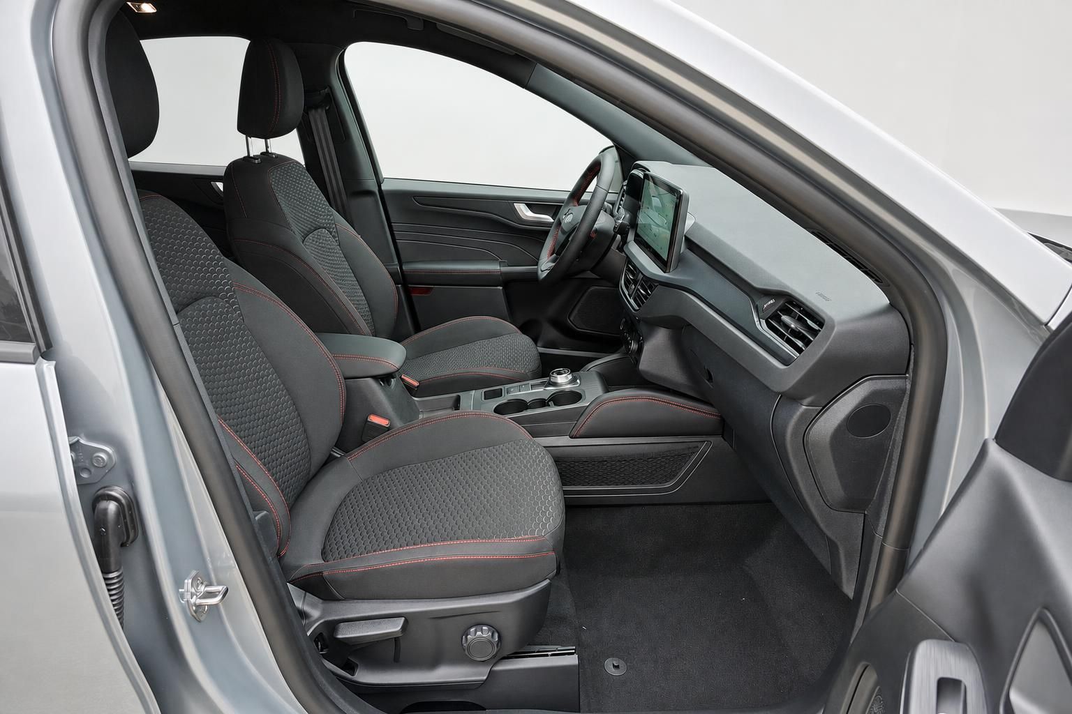 Ford Kuga Innenraum mit Vordersitzen und Cockpit, Fahrertuer geoeffnet