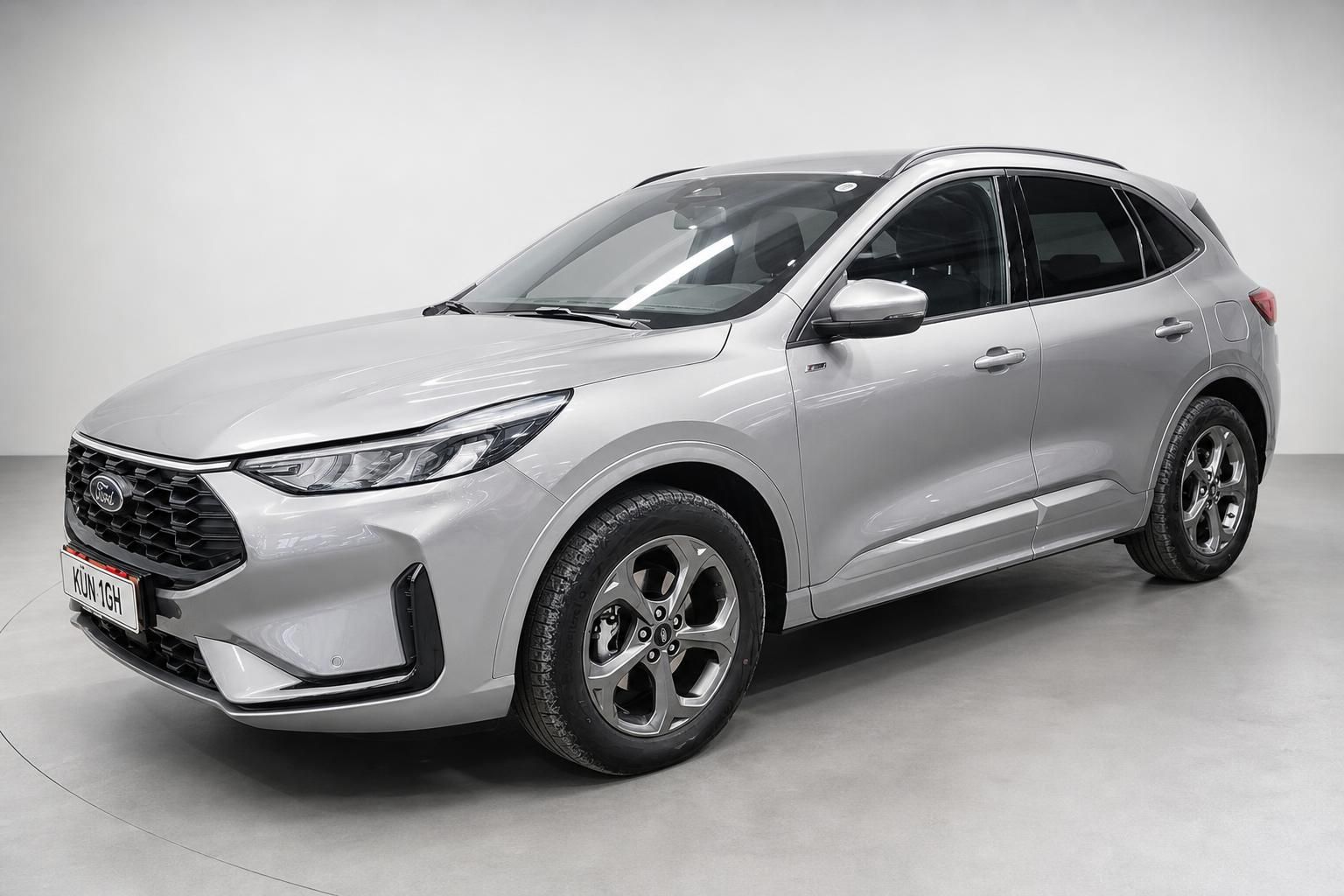 Ford Kuga silber, Seitenansicht schräg von vorne