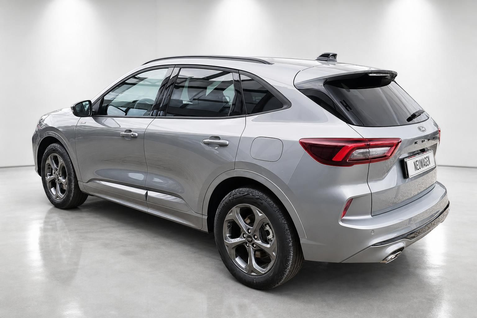 Ford Kuga silber, Heckansicht schräg von hinten