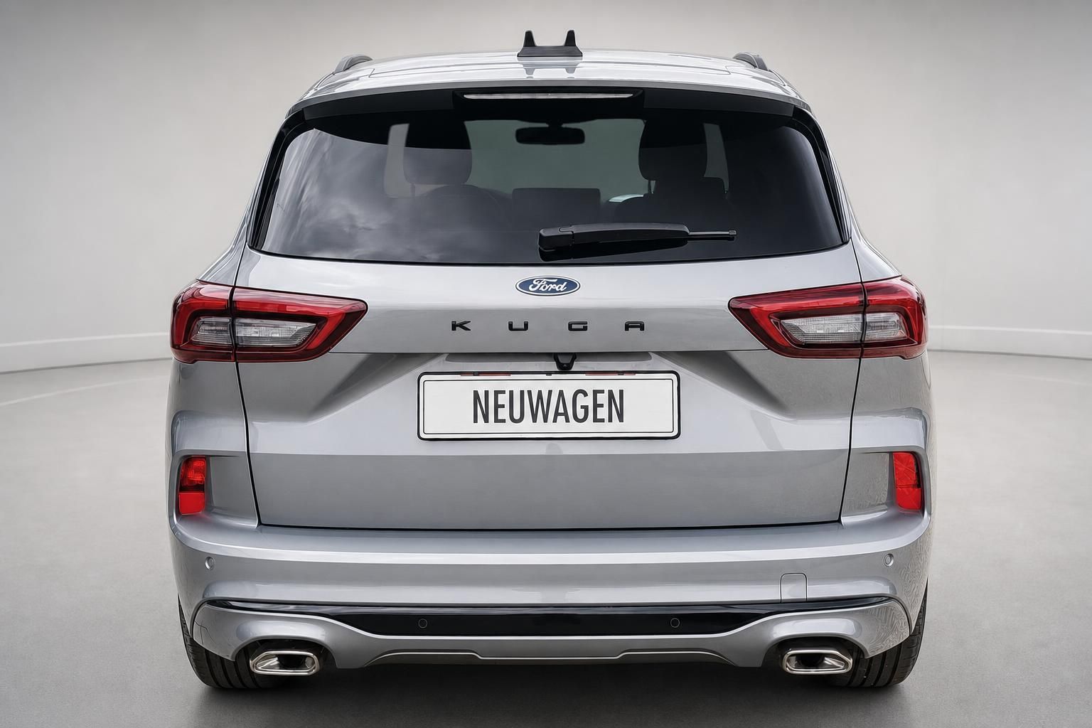Ford Kuga in Silber, Heckansicht im Studio