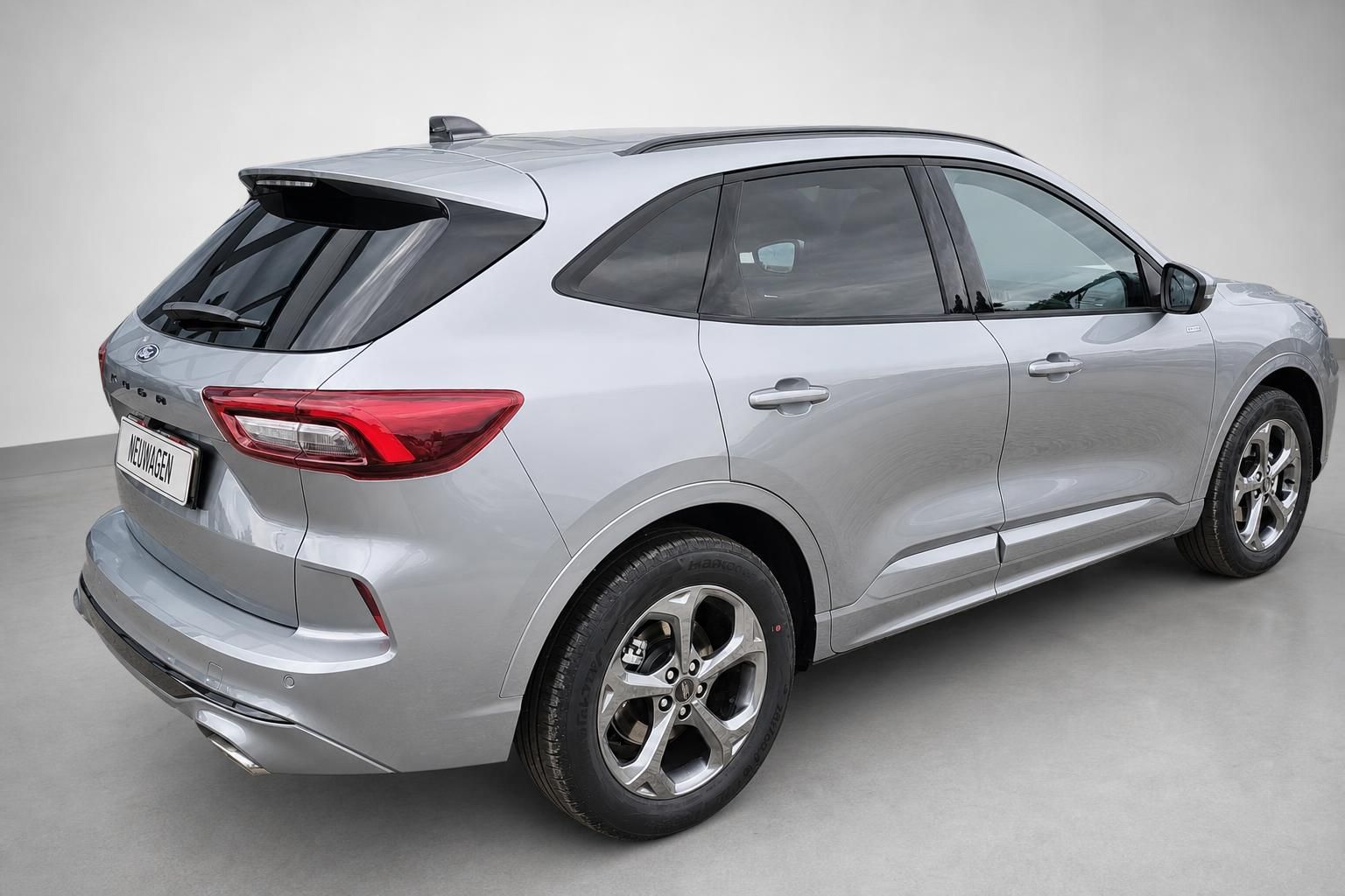 Ford Kuga in Silber, Heck-Seitenansicht im Studio