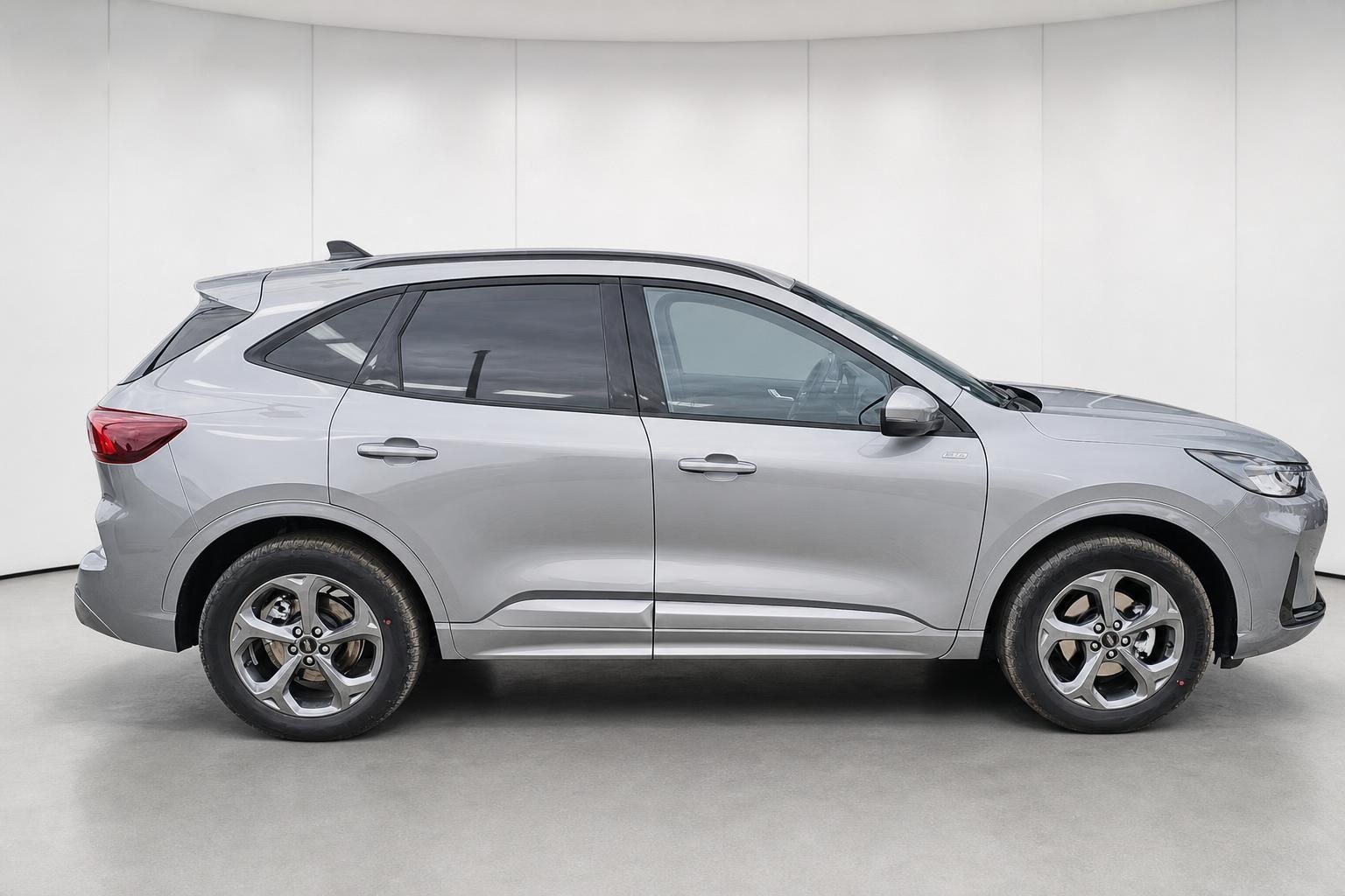 Ford Kuga Silber, Seitenansicht im Fotostudio