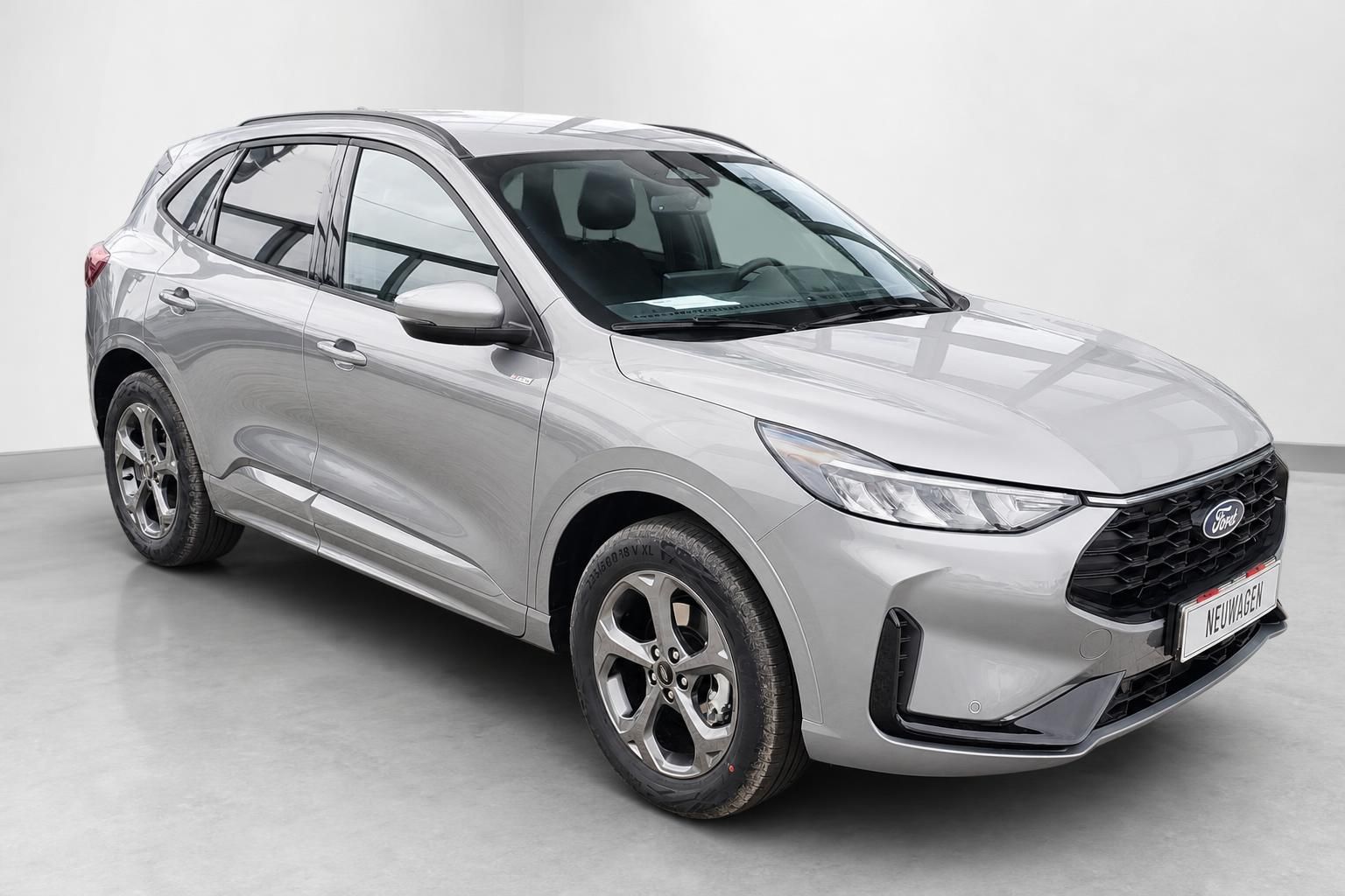 Ford Kuga Silber, Front-Seitenansicht im Studio
