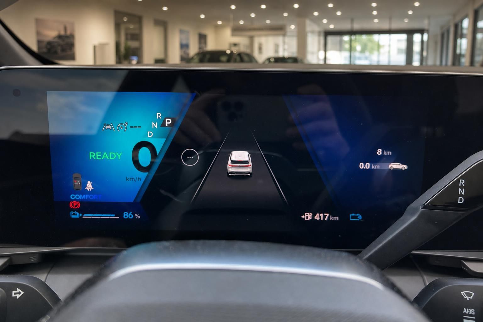 Digitales Cockpit-Display mit Fahrmodus und Batteriestand im Elektrofahrzeug