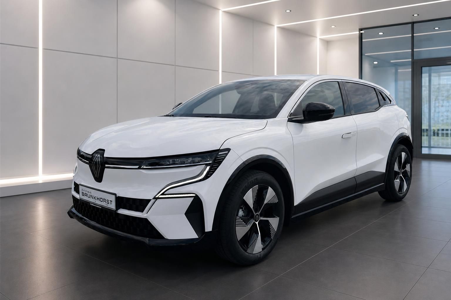 Renault Megane E-Tech in Weiß, Frontansicht schräg im Autohaus