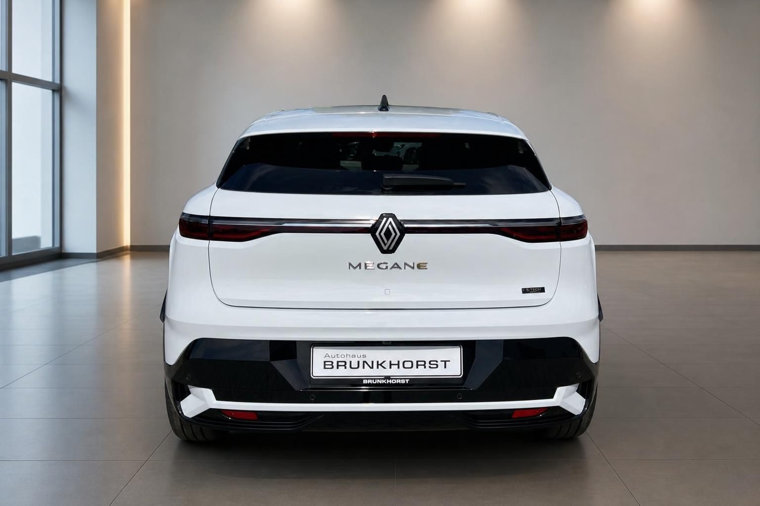 Renault Megane E-Tech weiß, Heckansicht im Autohaus Brunkhorst