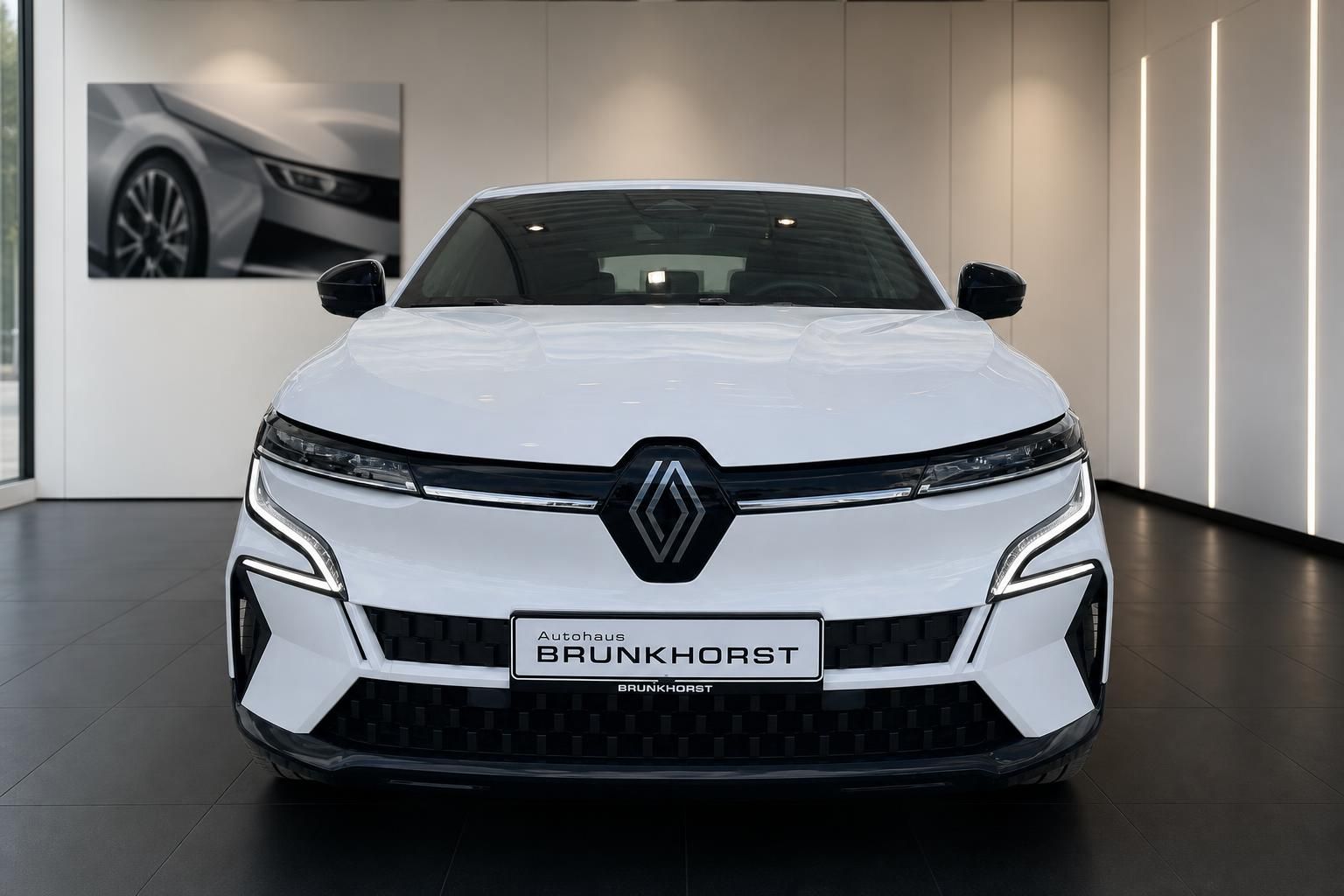Renault Megane E-Tech weiß, Frontansicht im Autohaus Brunkhorst