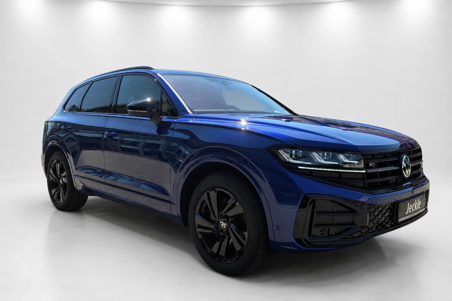 VW Touareg R blau metallic, Frontansicht schraeg im Studio