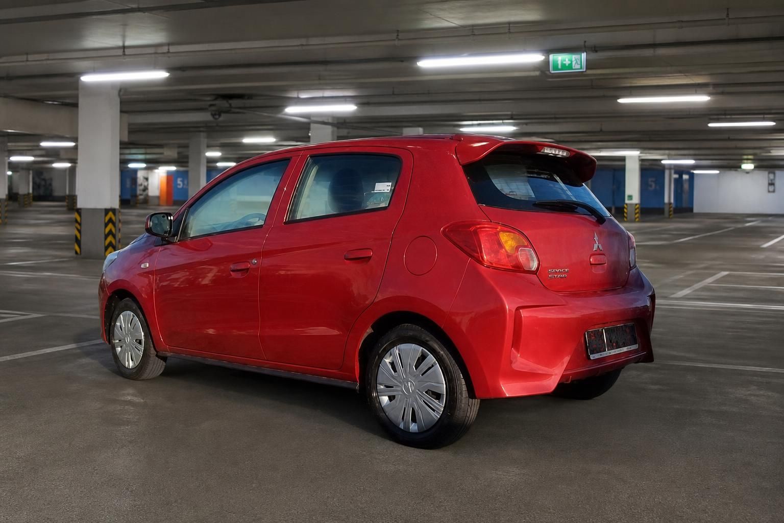 Mitsubishi Space Star rot schräg hinten links Parkhaus