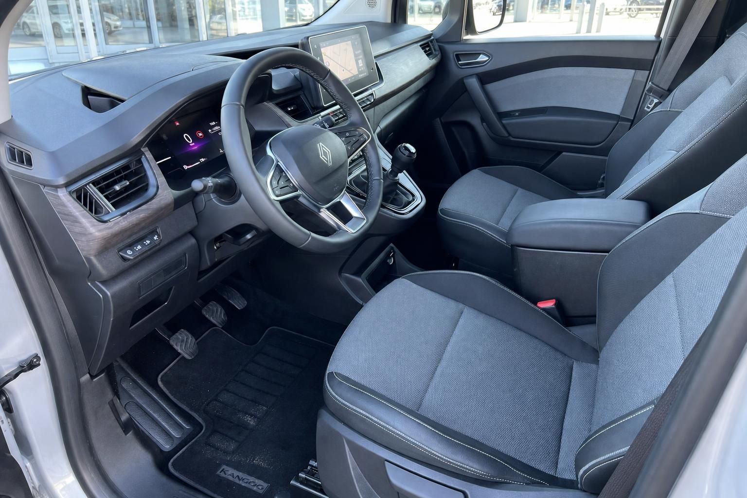 Renault Kangoo Innenraum Fahrersitz mit Ledersitzen und Touchscreen-Display