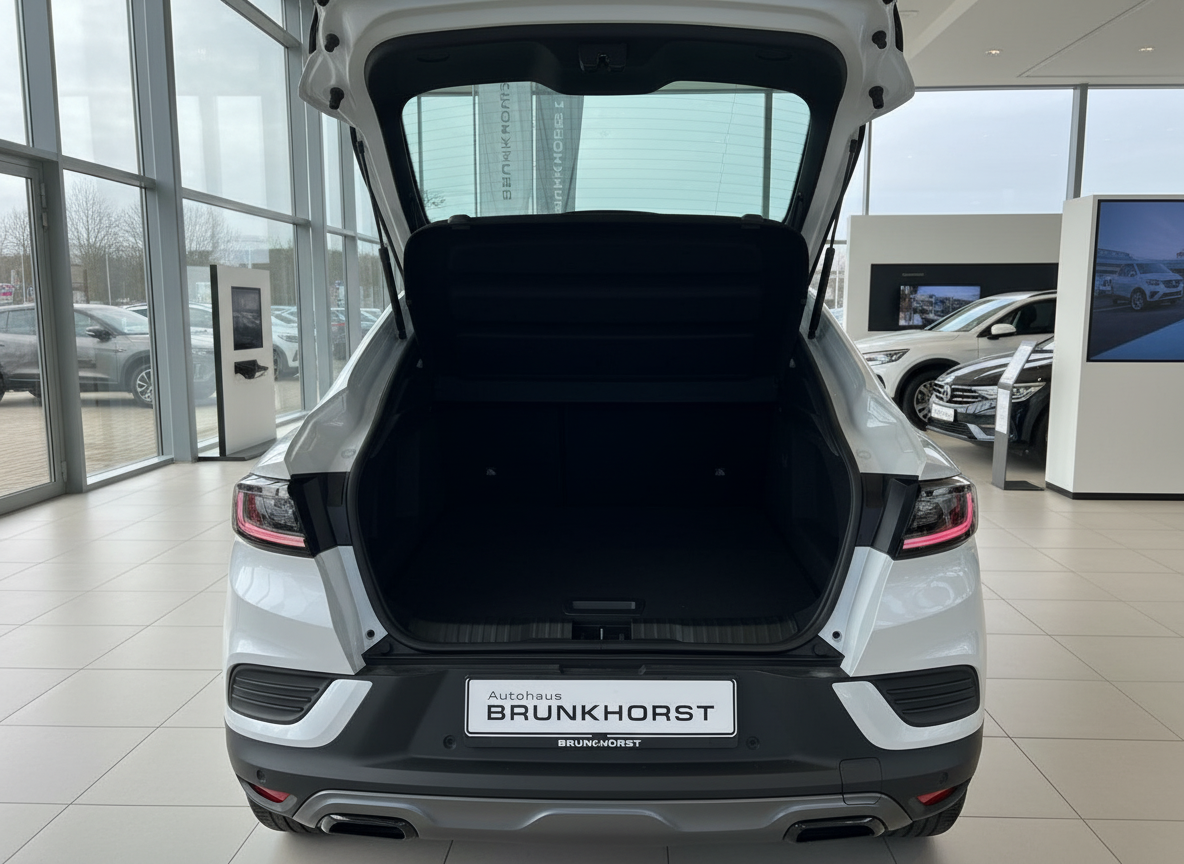 Weißer SUV mit geöffnetem Kofferraum im Autohaus Brunkhorst Showroom