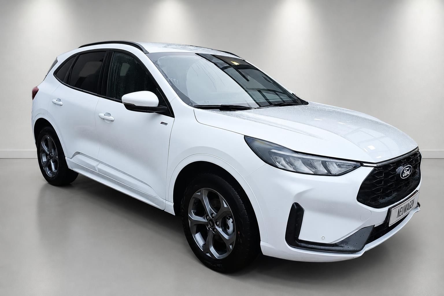 Ford Kuga Neuwagen weiß Seitenansicht schräg vorne im Studio