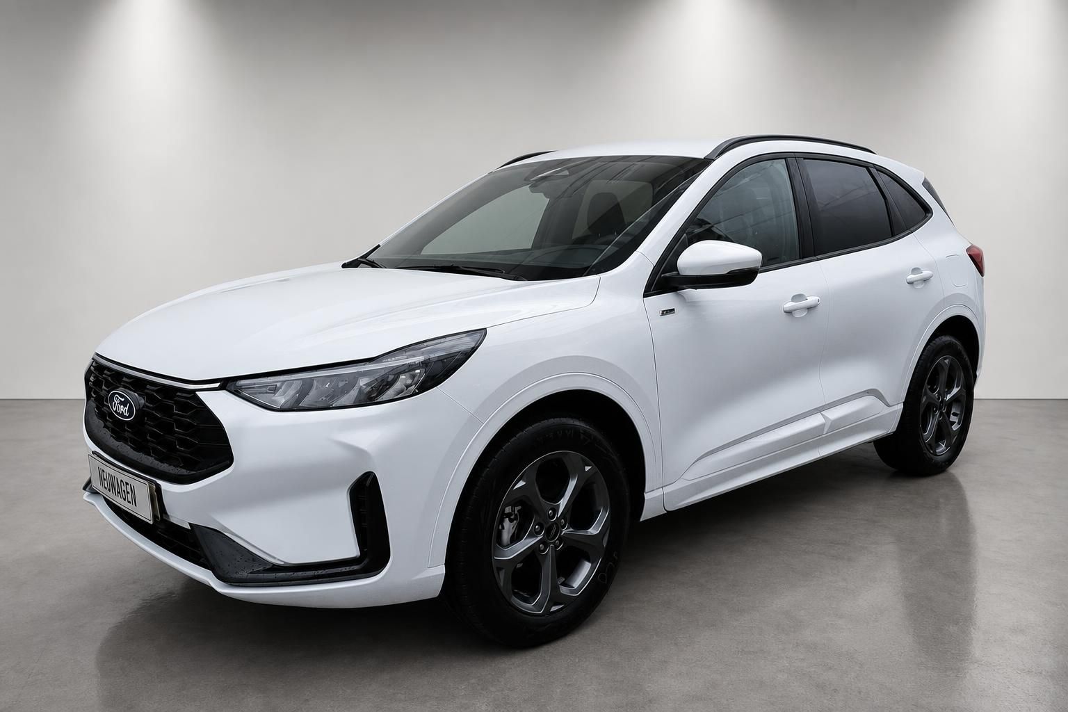 Ford Kuga weiß, Frontansicht schräg, Studioaufnahme