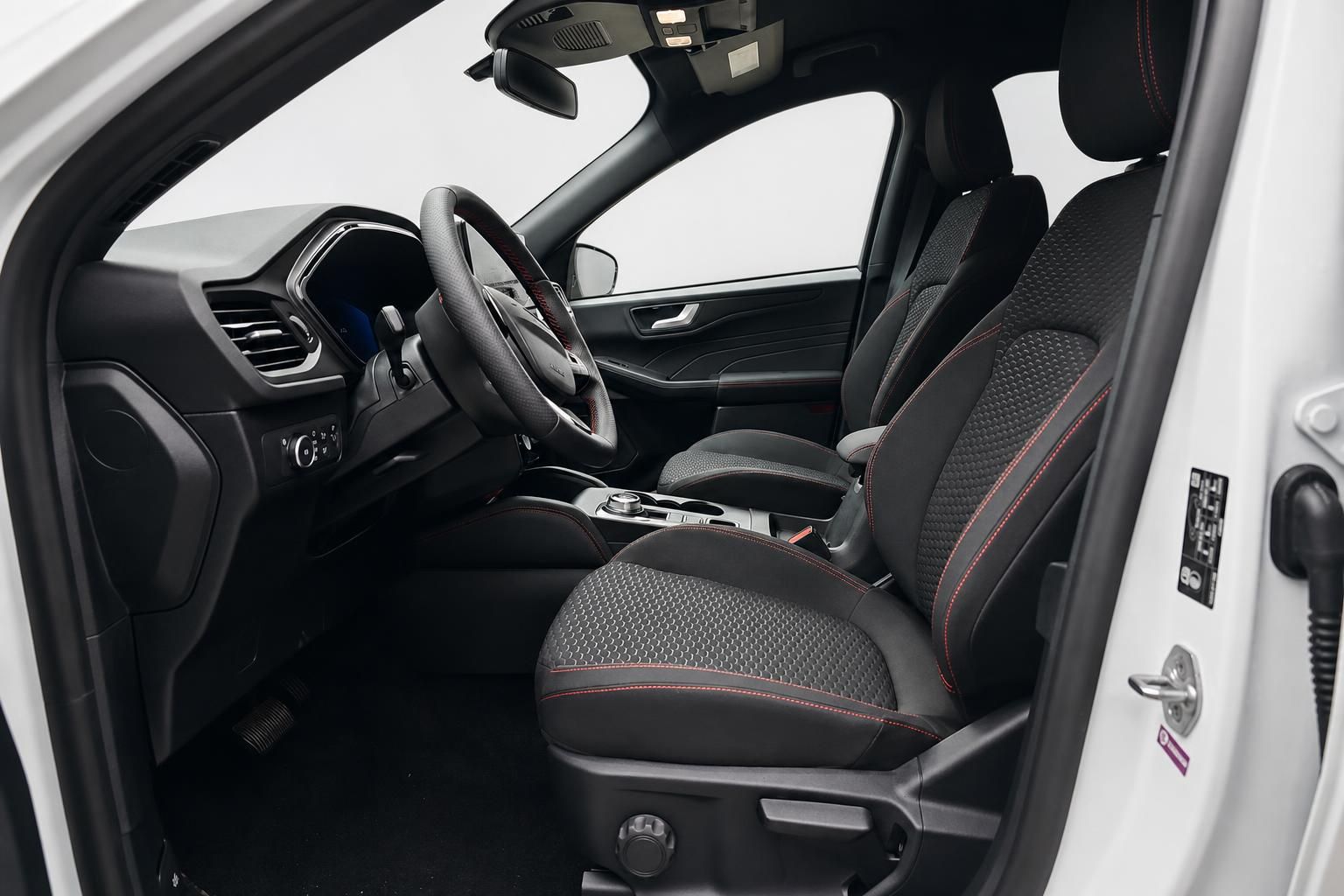 Ford Kuga Innenraum Vordersitze mit roten Ziernähten Fahrertür offen