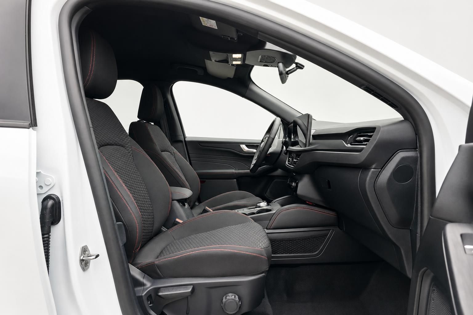 Ford Kuga Innenraum Cockpit und Vordersitze Beifahrerseite