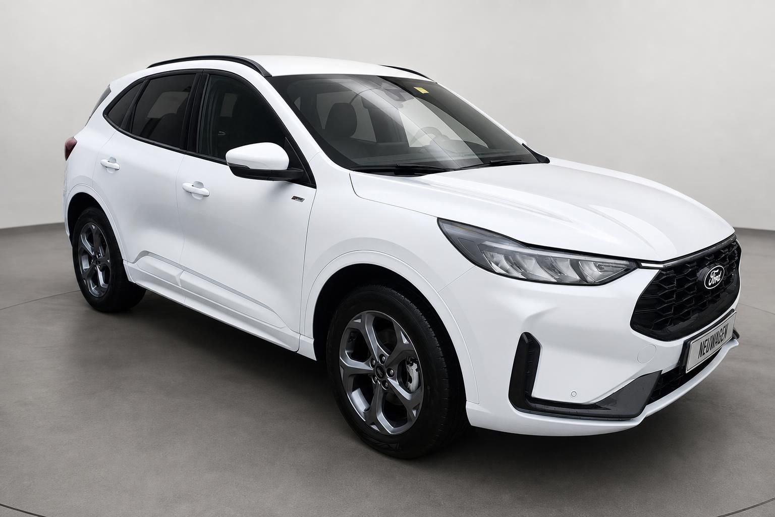 Ford Kuga weiß SUV Frontansicht Neuwagen Studio
