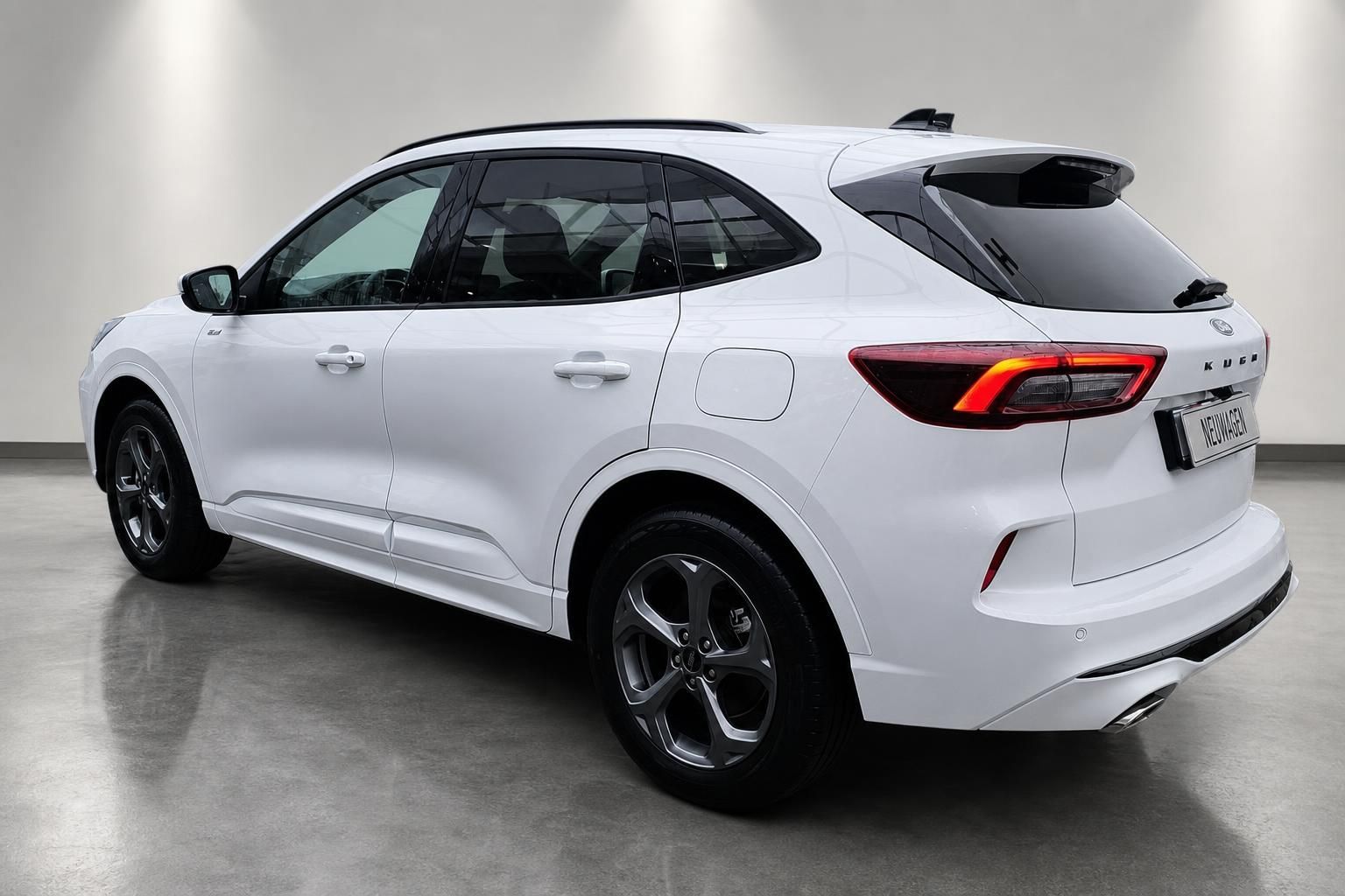 Ford Kuga weiß, Heck-Seitenansicht im Studio