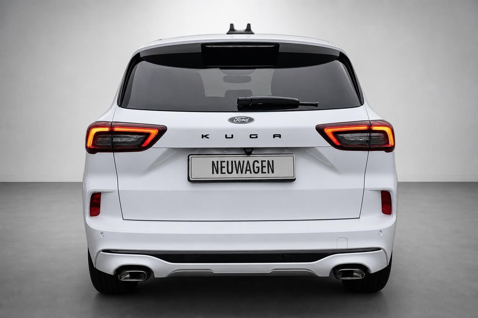 Ford Kuga weiß, direkte Heckansicht mit Rückleuchten