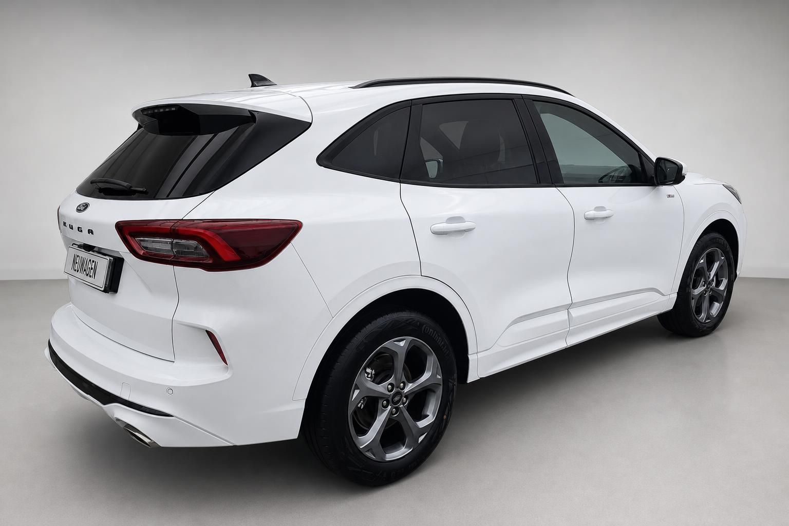 Ford Kuga weiß, Heckansicht schräg, Studioaufnahme