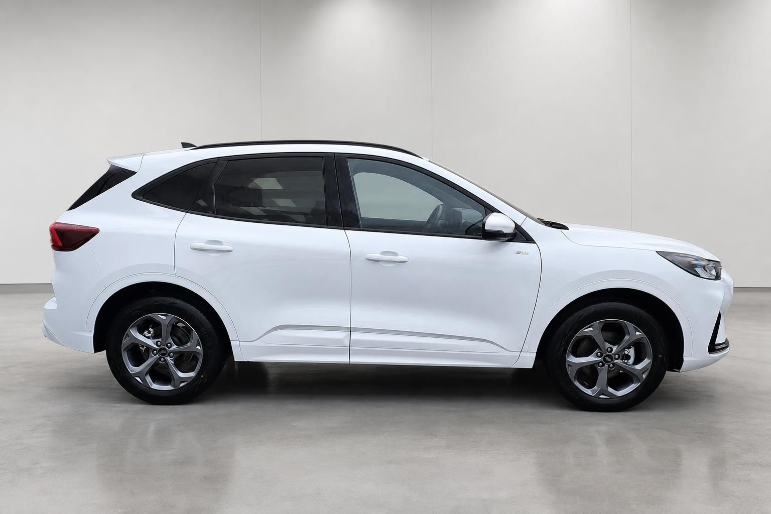 Ford Kuga weiß in der Seitenansicht, Studiofoto