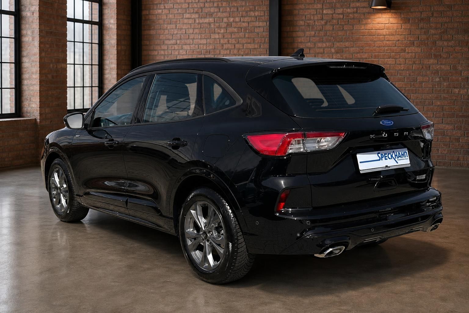 Ford Kuga schwarz Heckansicht seitlich mit Doppelauspuff