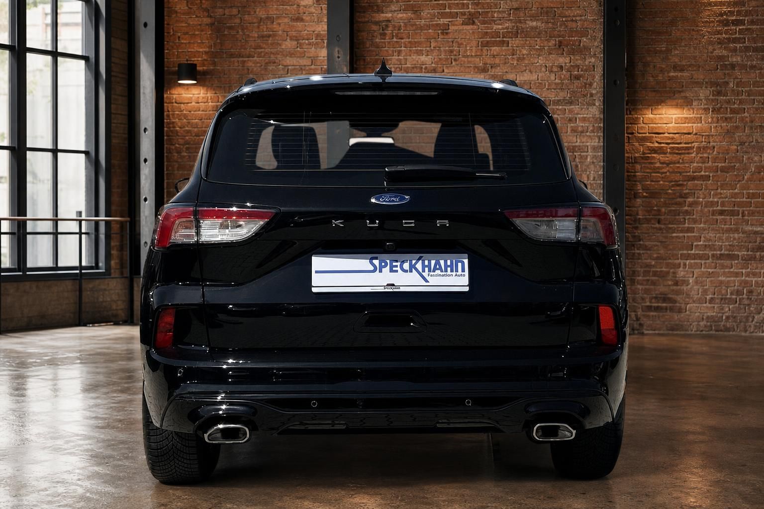 Ford Kuga schwarz Heckansicht frontal mit Kennzeichenhalter