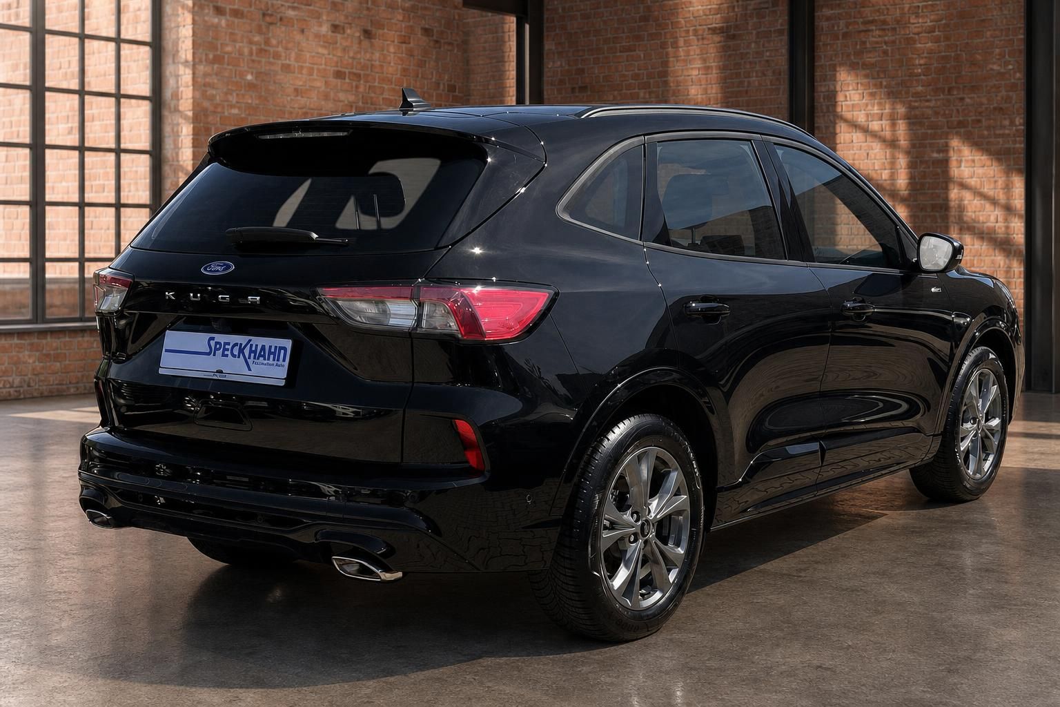 Ford Kuga schwarz Heck schraeg von hinten SUV Ansicht