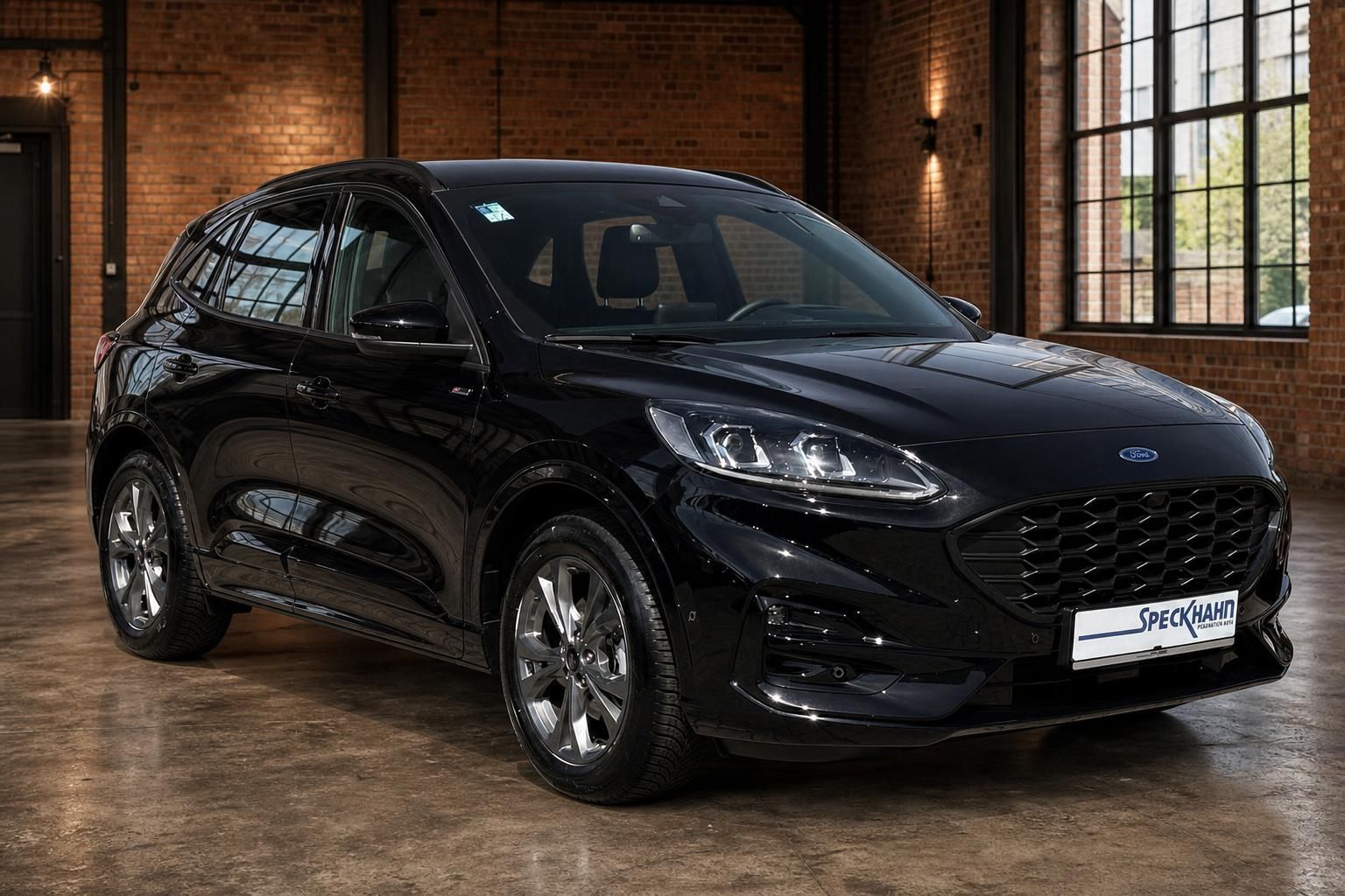Ford Kuga schwarz Frontansicht SUV in Industriehalle